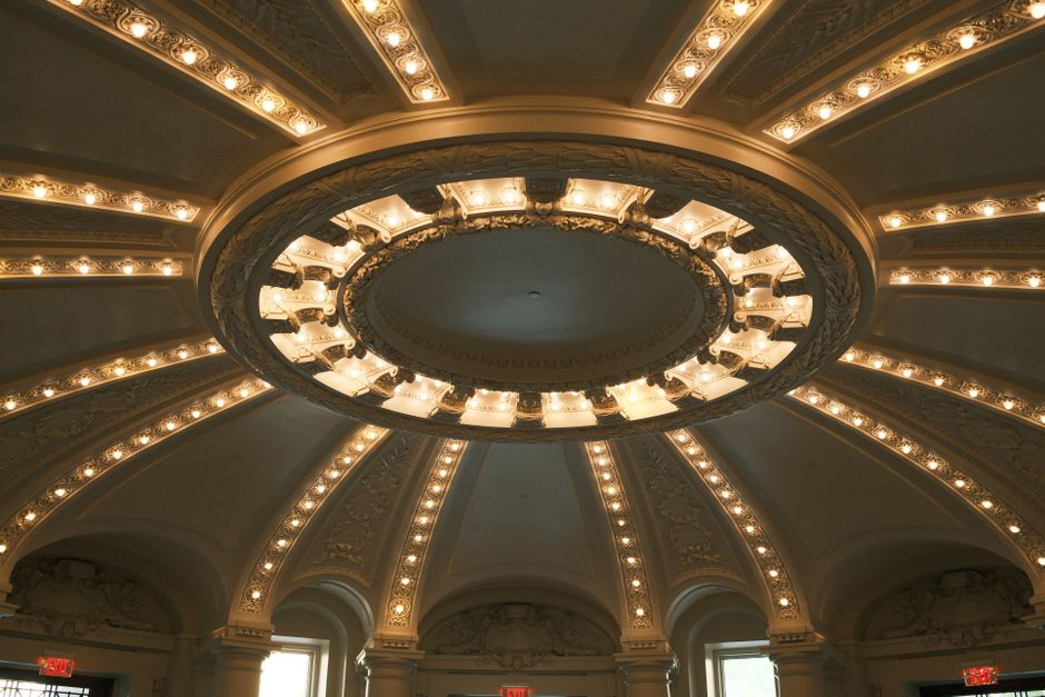 Moderne plafond- en halverlichting in een stijlvol interieur met een warme sfeer.