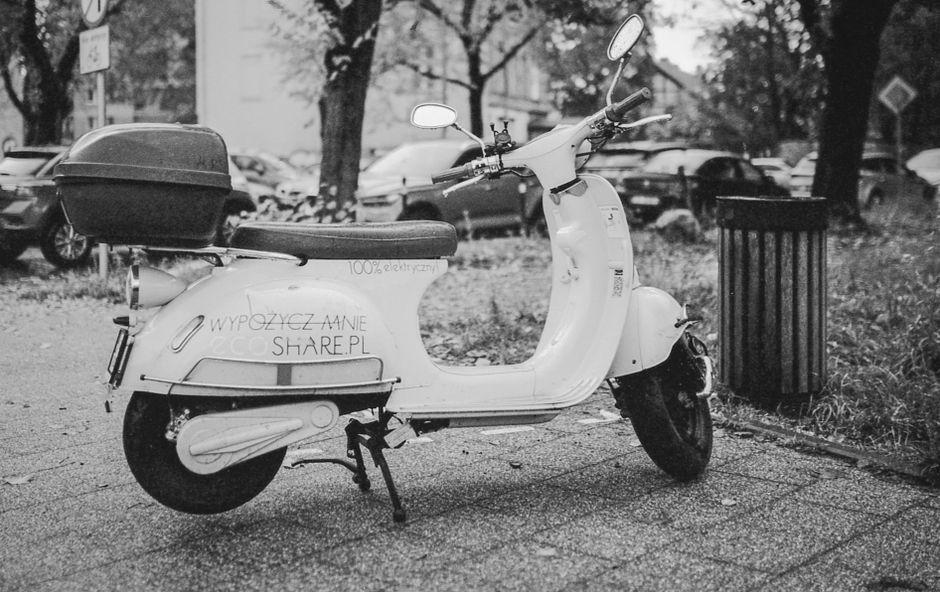 Een moderne scootmobiel die een comfortabel alternatief biedt voor de Canta, geschikt voor stadsverkeer.